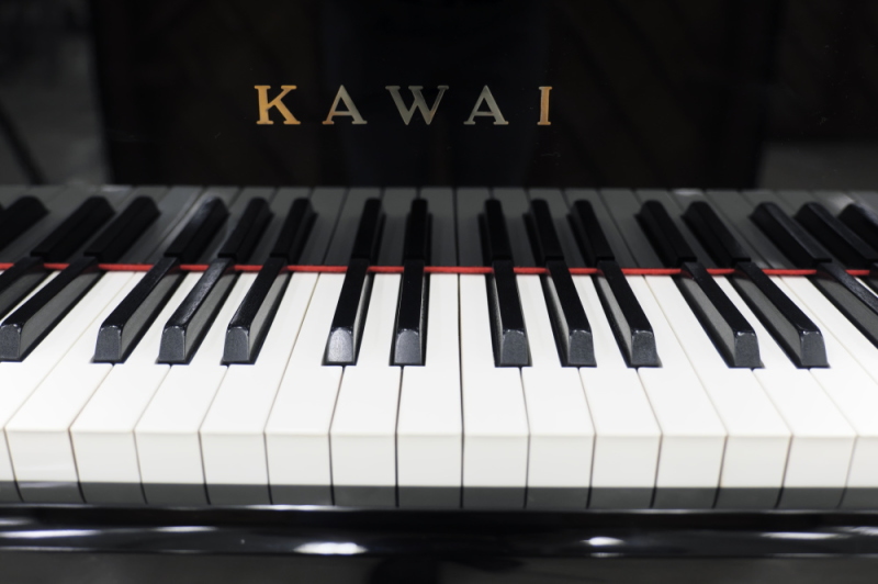 お得なカワイ伝統の高級ピアノXO-8 高級な風格と重厚がひしひしと伝わってくるグランドピアノ式鍵盤蓋の高級ピアノです。 カワイ